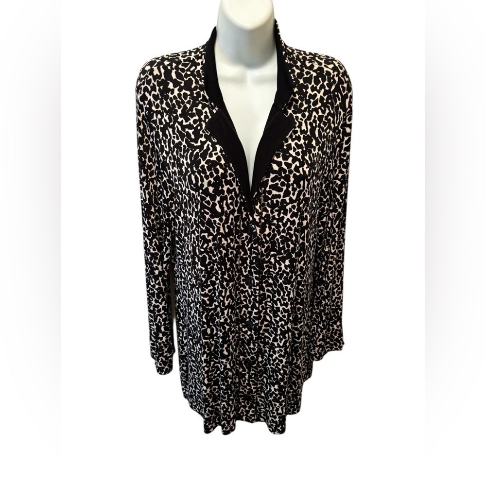 Chico’s Travelers Slinky Cheetah Button Up Tunic Top 2/L Black White Packable